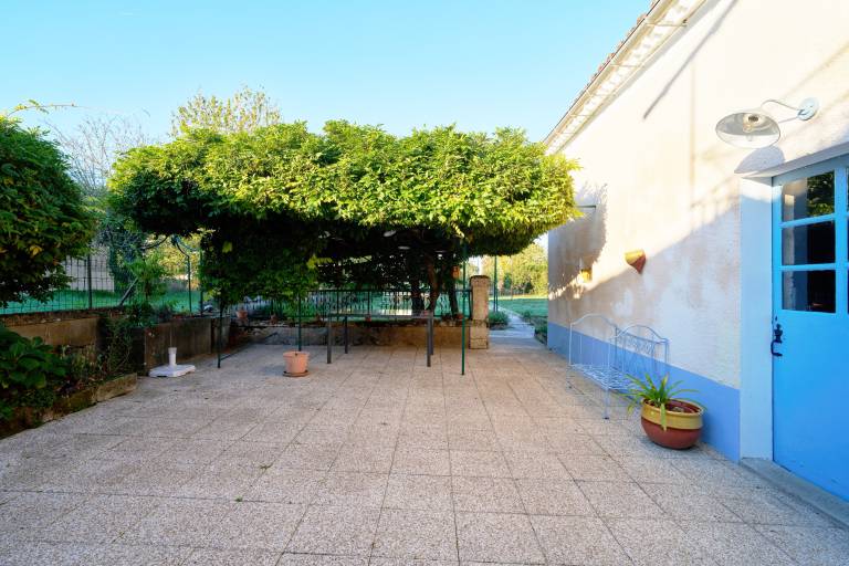 Child-friendly B&B with fast internet, terrace & garden | Garden view | Pets allowed — photo 2