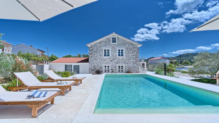 Villa Blue Bay - beachfront villa with a pool for 10 guest on island Ugljan by MyWaycation — photo 3