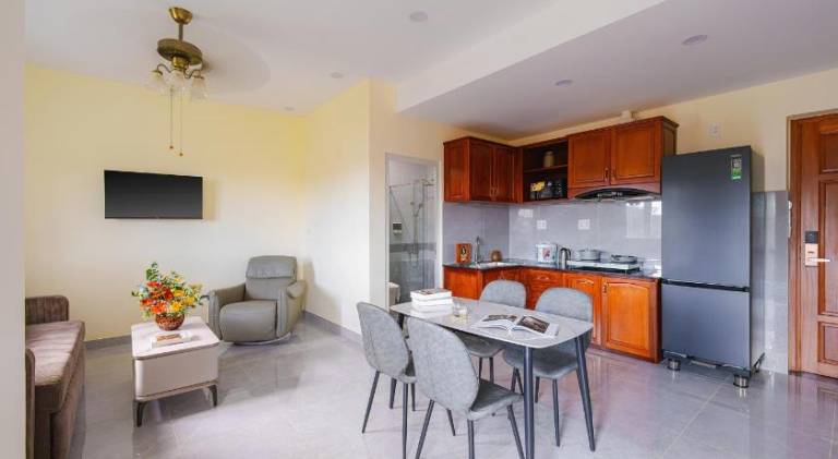 Serviced apartment with pool, patio & garden — photo 3