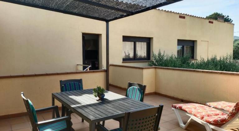 Rental apartment with grill, yard & patio in L'Escala