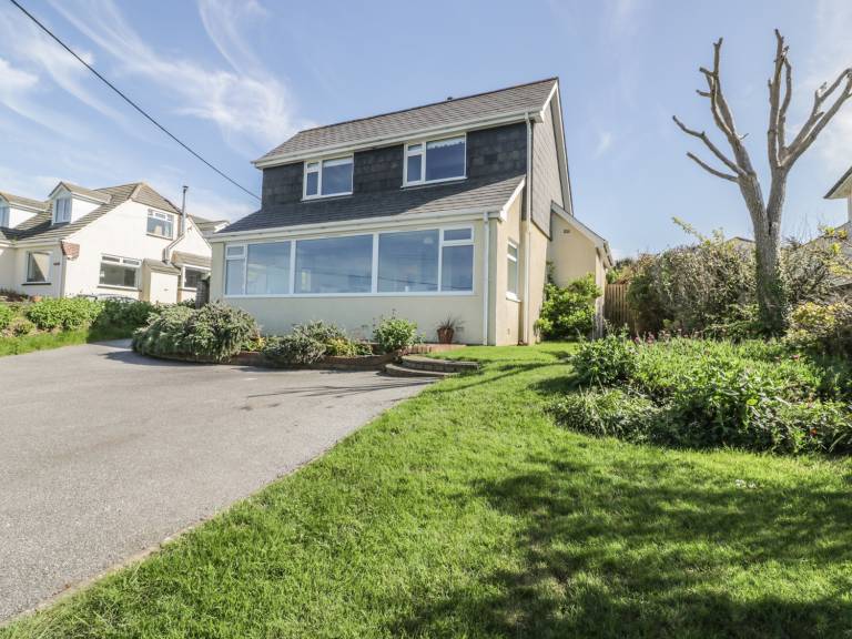 Cottage with yard | Beach view — photo 2