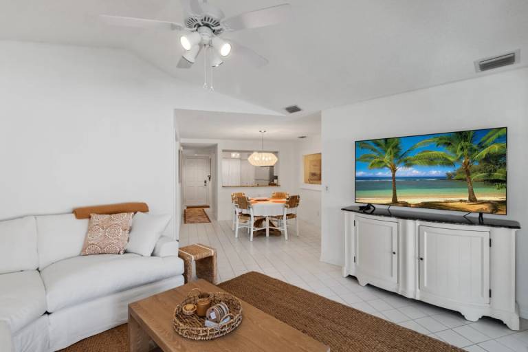 Child-friendly condo with barbecue, jacuzzi & heated pool | Pet-friendly — photo 2