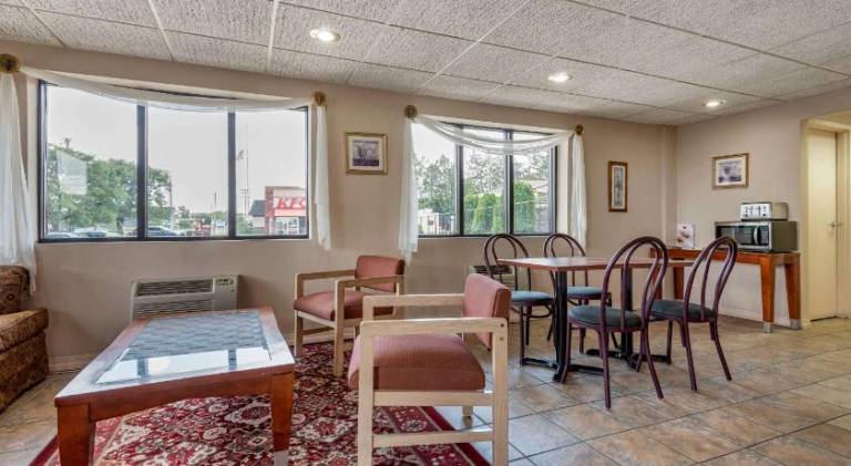 Econo Lodge Dewitt I-90 — photo 3