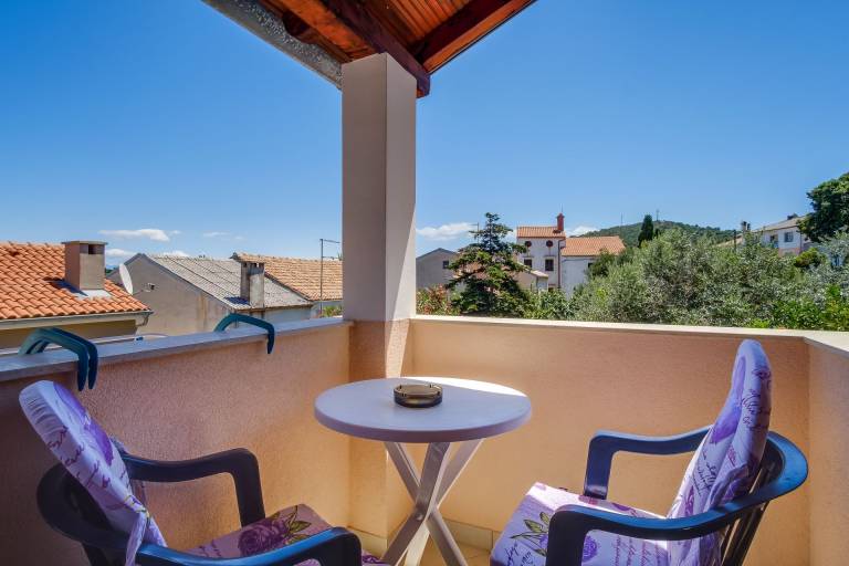 Rental apartment with garden, patio & grill | Garden view — photo 2