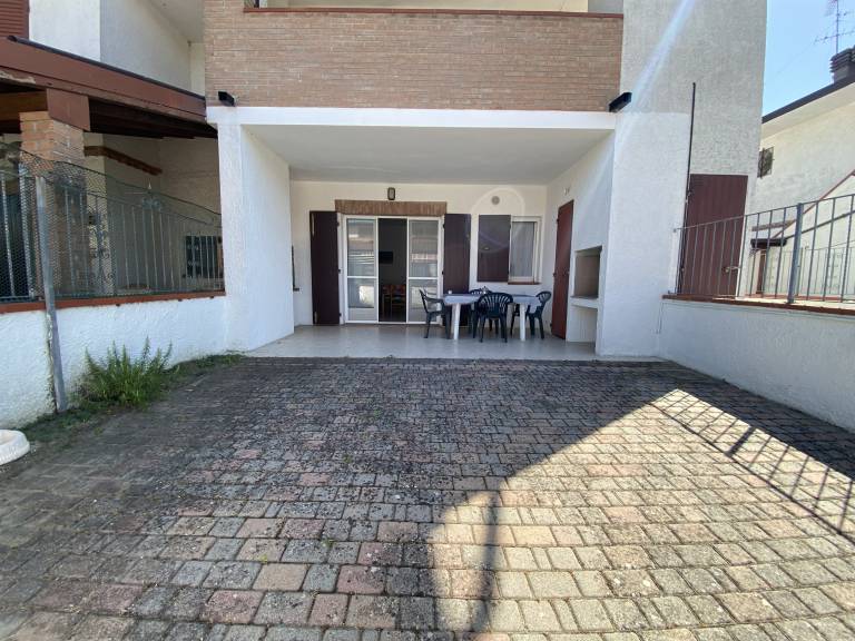 Villa with yard, barbeque & patio | Garden view — photo 3