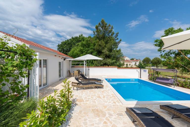 Beautiful house with barbecue, yard & private pool | Dogs allowed — photo 2