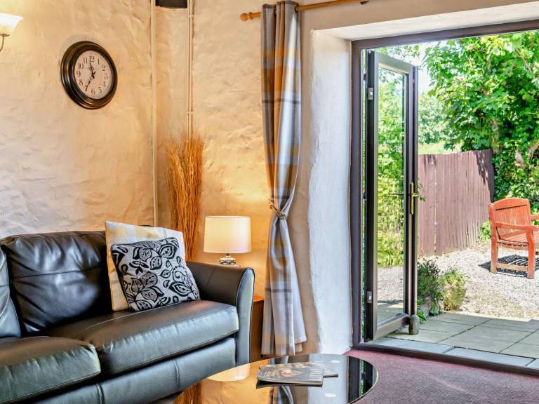 Fully equipped charming cottage with pool & yard | Dogs allowed — photo 4