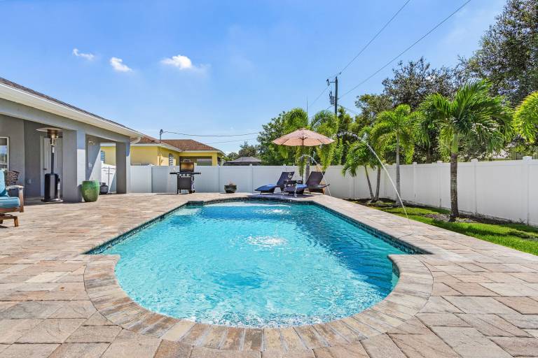 Vacation home with private pool & barbecue — photo 3