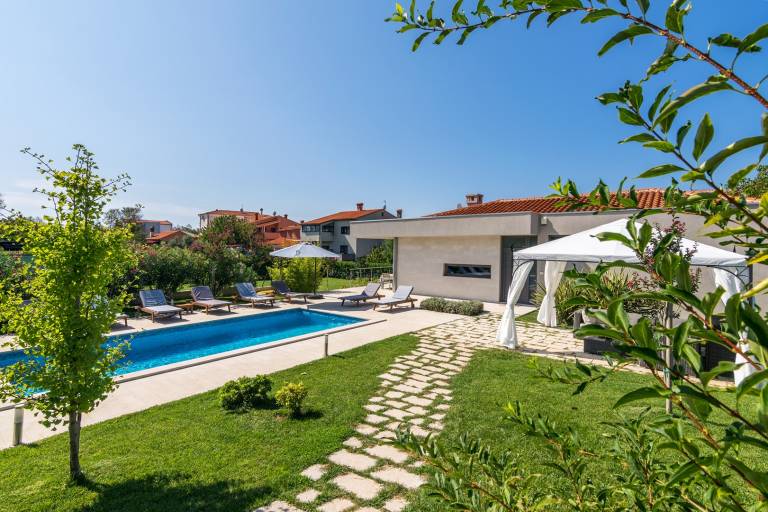 Family-oriented charming villa with barbeque, yard & fast internet | Pets are welcome — photo 4