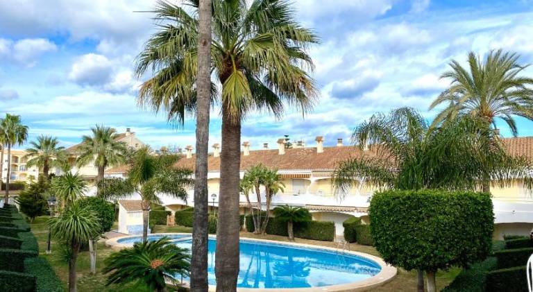 Holiday apartment with terrace, yard & pool — photo 4