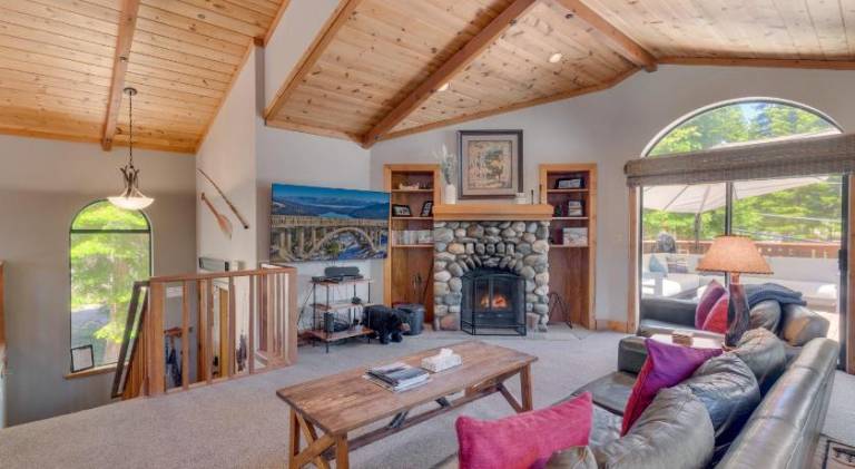 Fully equipped house with barbeque, yard & jacuzzi | Pet-friendly in Tahoe City, CA