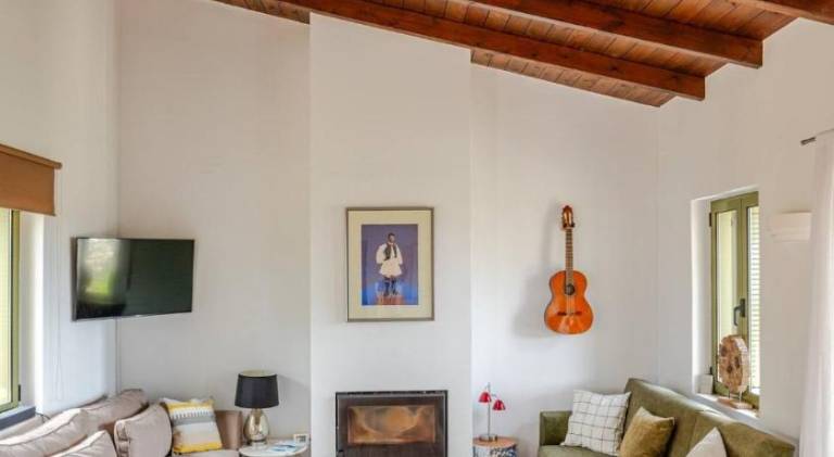 Villa with pool — photo 5