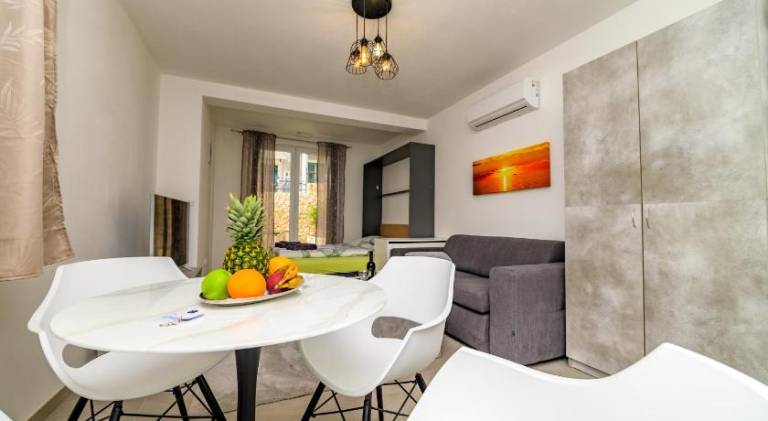 Apartment with patio, private pool & garden | Pets are welcome — photo 3