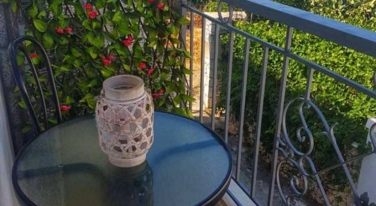 Serviced apartment with patio — photo 4
