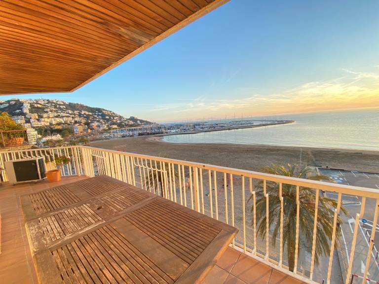 Spacious beachfront apartment in Roses — photo 4