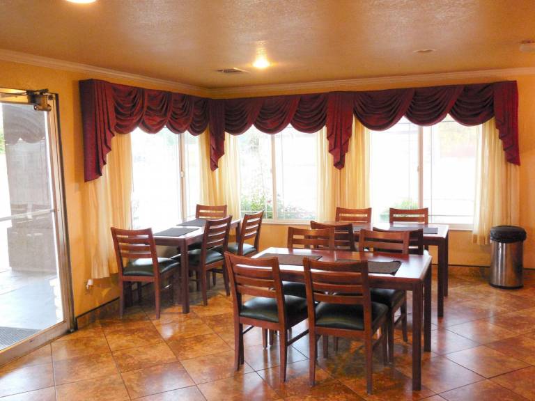 Americas Best Value Inn Hanford — photo 3