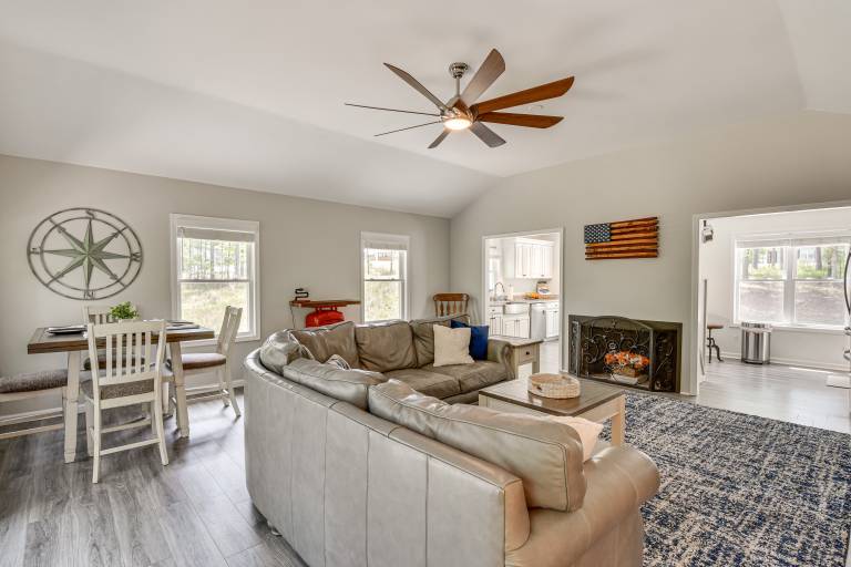 Waterfront Townville Home: Hot Tub & Lake Access! — photo 3