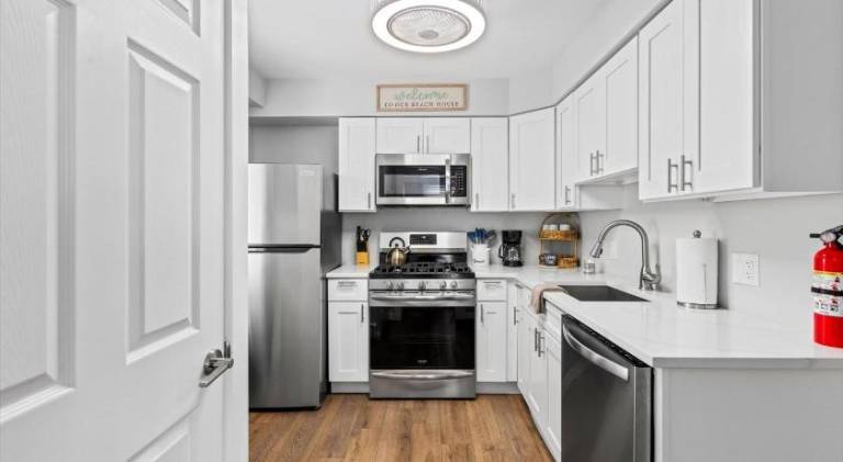 Modern Beach Retreat Sleeps 8 - Big Yard & BBQ — photo 3