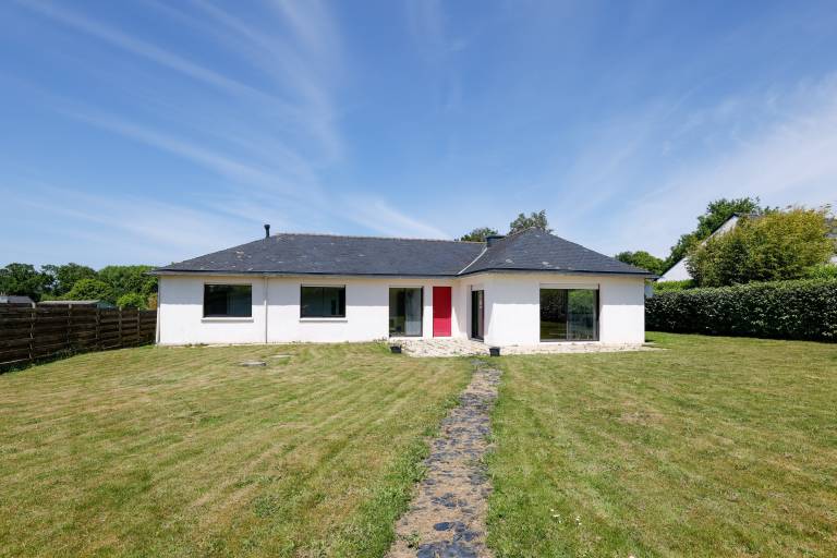 Vacation home with patio, yard & grill | Garden view in Morlaix