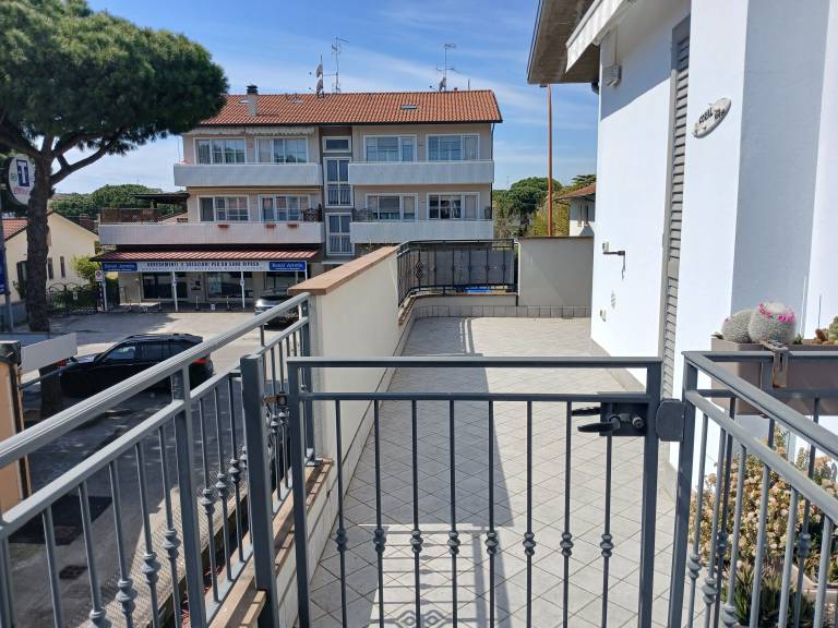 Rental apartment with patio — photo 4