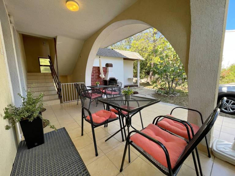 Apartment with grill, garden & patio — photo 3