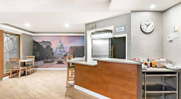 Best Western West Towne Suites — photo 4
