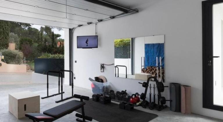 Villa with pool — photo 3