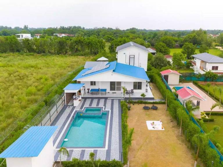 Villa with garden & pool | Pet-friendly in Noida