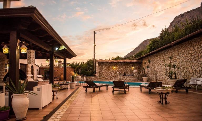 Villa with private pool, yard & barbecue — photo 4