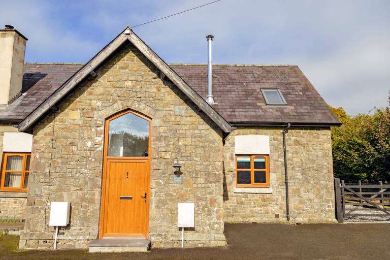 Family-oriented lovely cottage with yard | Pets are welcome in Carmarthen
