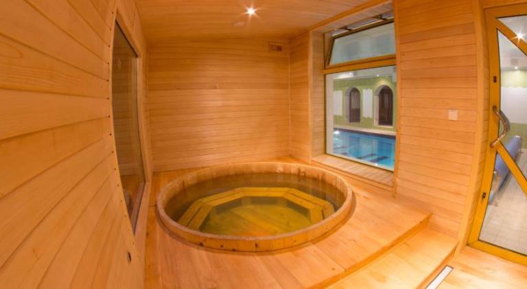 Serviced apartment with sauna, hot tub & pool — photo 4
