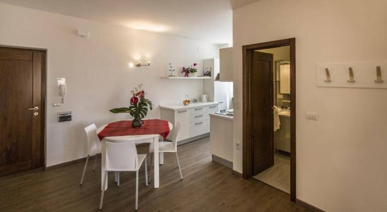 Serviced apartment with garden & patio — photo 4