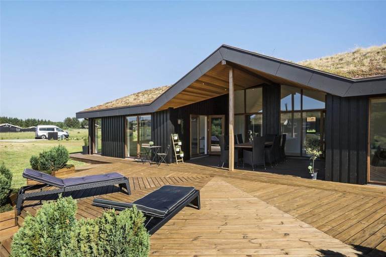 House with grill & patio in Lokken