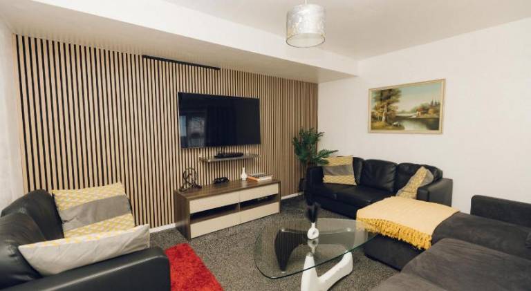 House with 3 rooms for 11 persons in Manchester