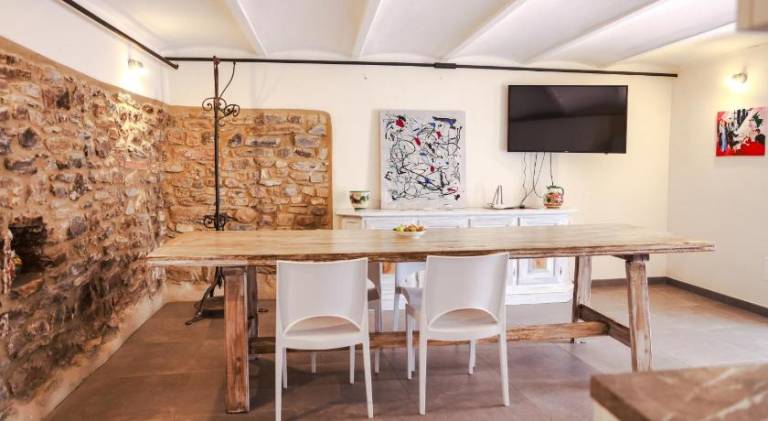 Lovely serviced apartment with private pool, patio & yard | Pet-friendly — photo 5