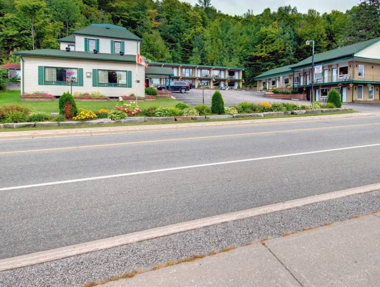 Knights Inn - Huntsville, ON — photo 5