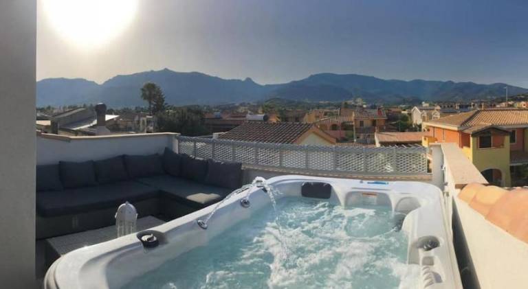 Holiday apartment with jacuzzi in Villasimius