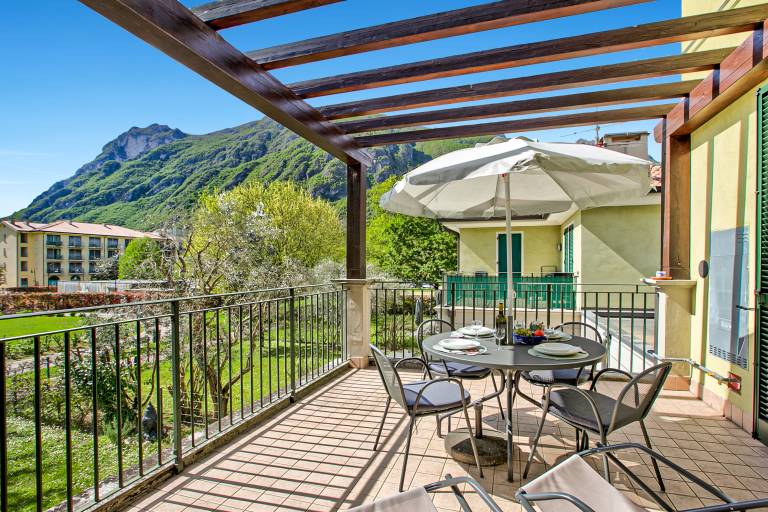 Family-friendly wonderful rental apartment with terrace | Water view | Next to the beach | Dogs allowed in Porlezza