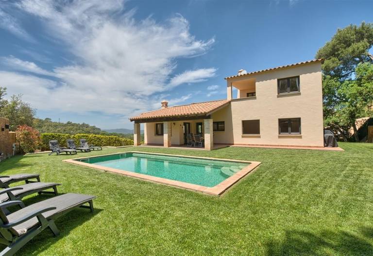 Fully equipped wonderful villa with yard, private pool & barbeque | Mountain view | Dogs allowed — photo 4