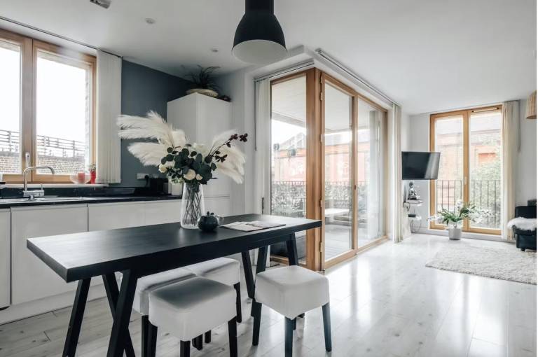 Notting Hill 2-Bed Apt with Balcony, 1 min to Tube — photo 5