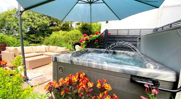 Vacation home with jacuzzi in Torquay