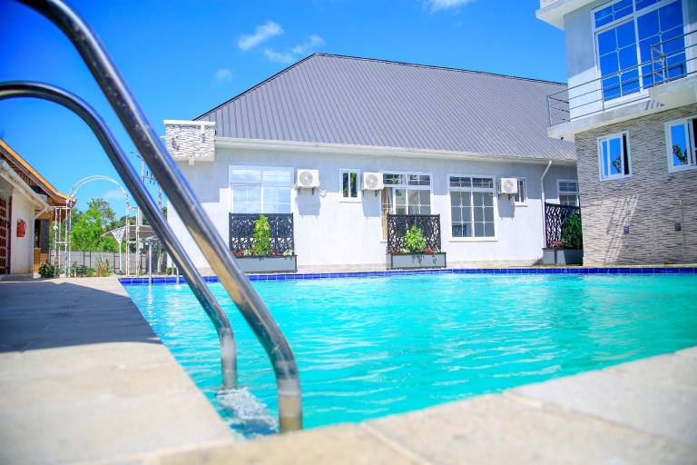 Lodge with hot tub & garden in Dar es Salaam