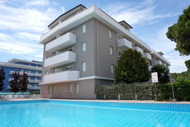 Apartment with pool | City view — photo 4