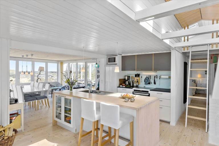Family-oriented house with hot tub, patio & grill | Sea view | Close to the beach | Dogs allowed — photo 5