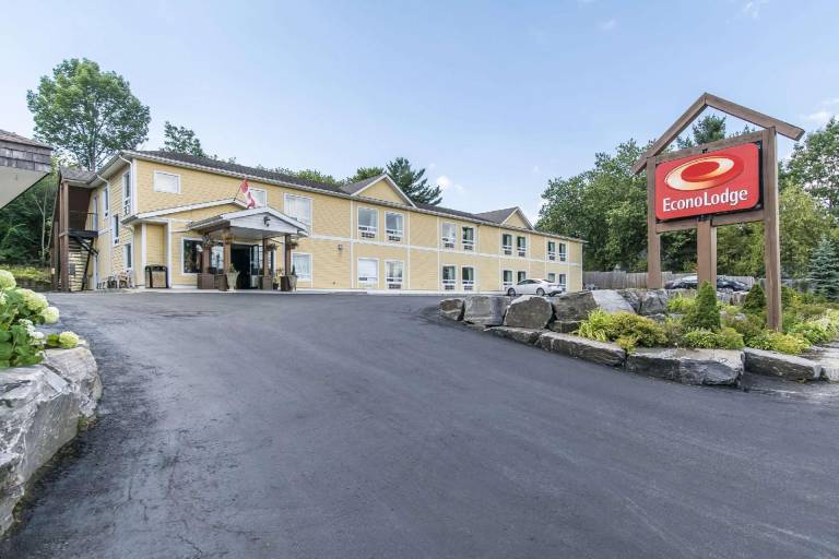 Econo Lodge in Huntsville, ON
