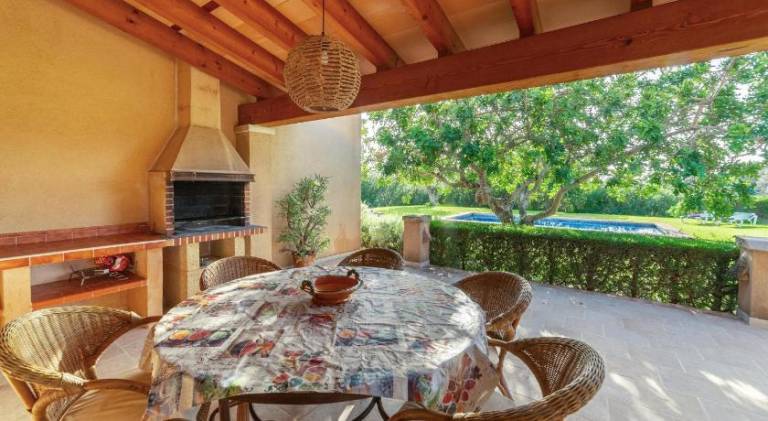 Vacation home with barbeque, garden & private pool — photo 5