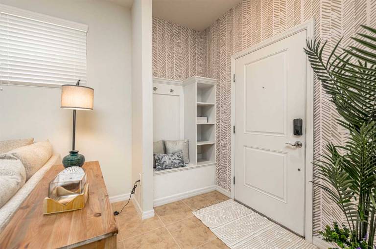 Spacious 5BR home in Davenport, FL, perfect for family getaways with a private pool. — photo 3