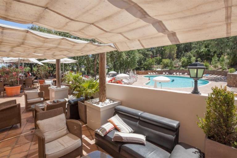 Family-oriented apartment with patio, yard & pool | Pets allowed — photo 4