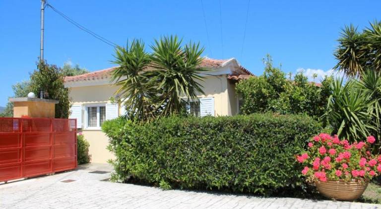 Vacation home with yard & terrace in Pylos-Nestoras