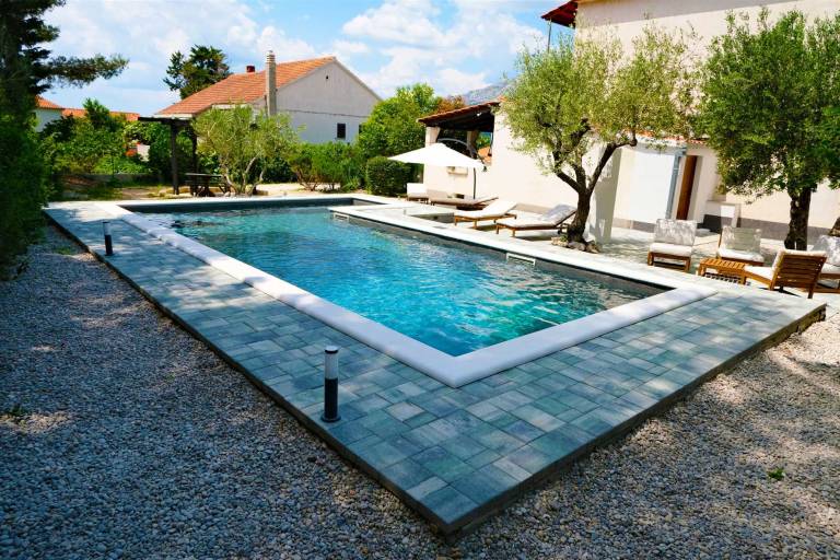 Children-friendly villa with yard, pool & patio | Pool view | Pet-friendly — photo 4